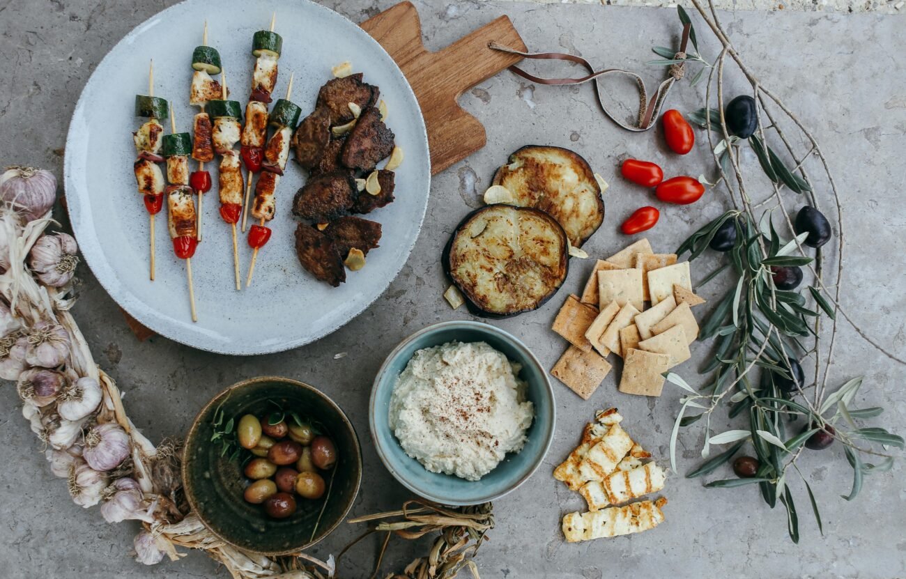 No‑cook easy snack recipes displayed on a table with fresh summer ingredients
