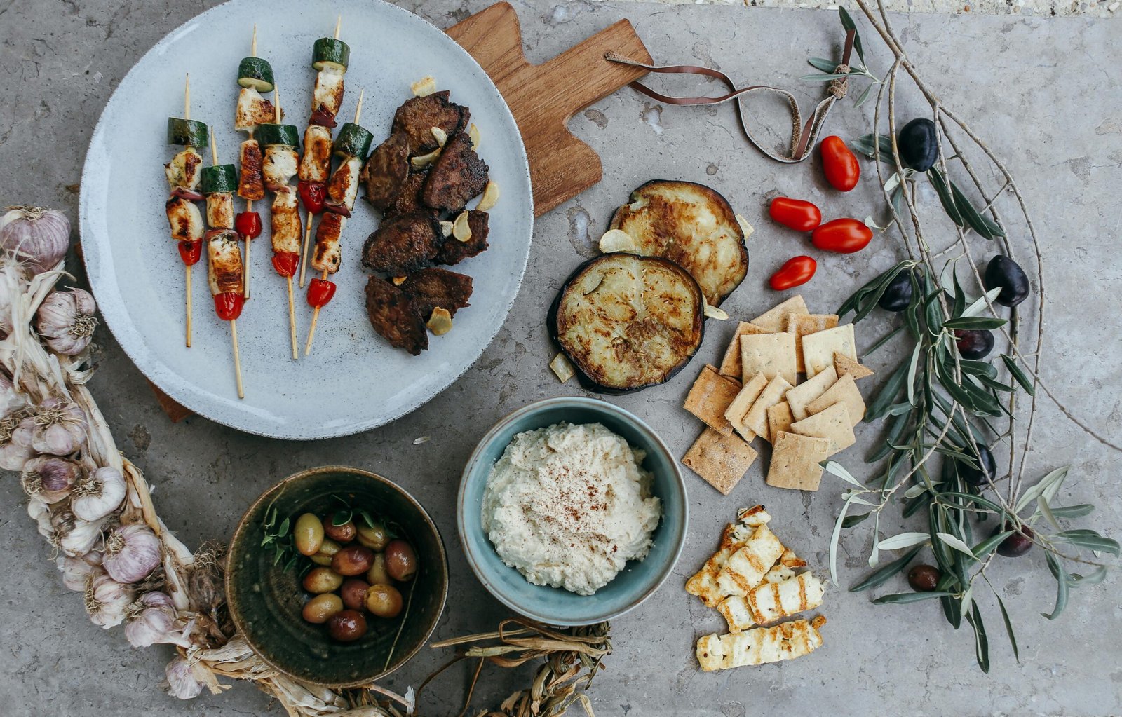 No‑cook easy snack recipes displayed on a table with fresh summer ingredients