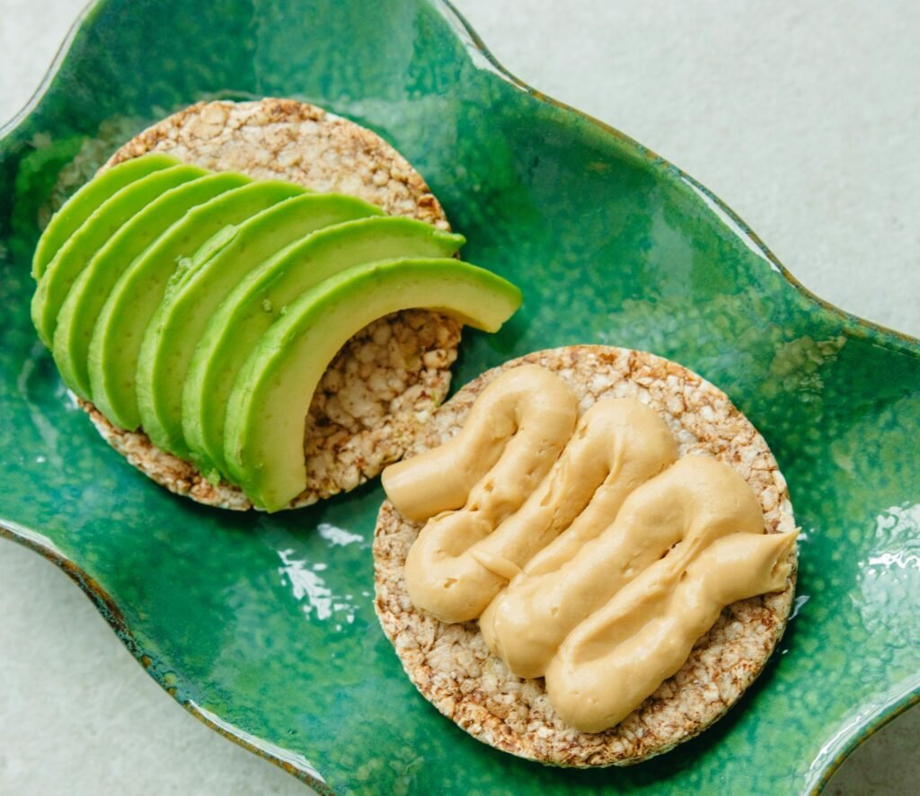 Avocado rice cakes